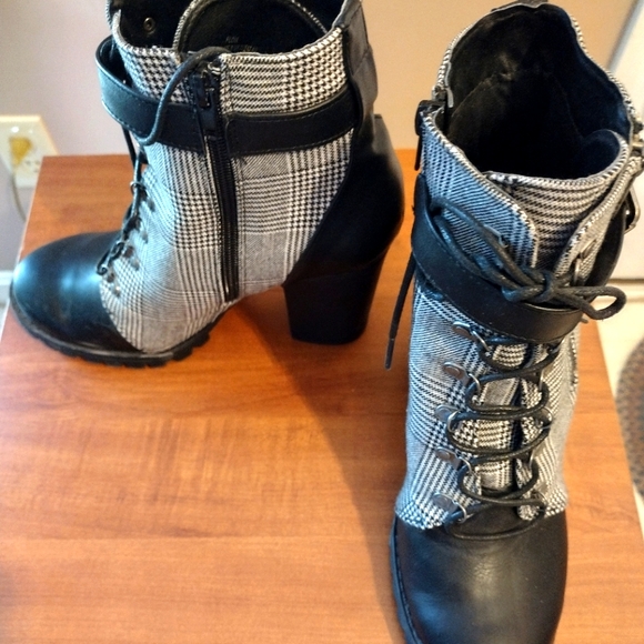 JustFab Shoes - Lace up boots
